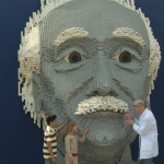 einsteinkopf-aus-lego-steinen-mit-kindern-2